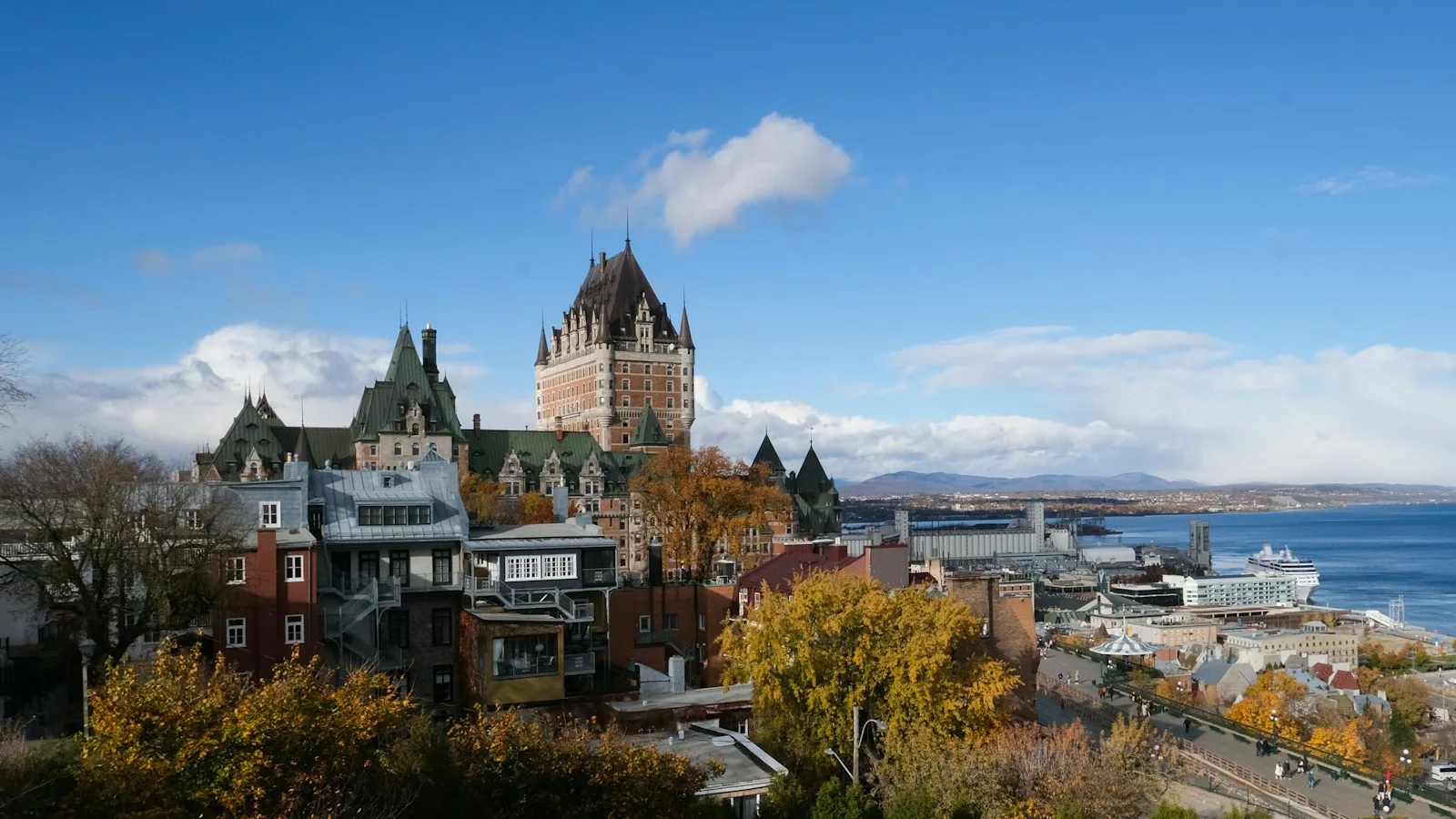 Le Vieux-Québec et le Château Frontenac au bord du fleuve