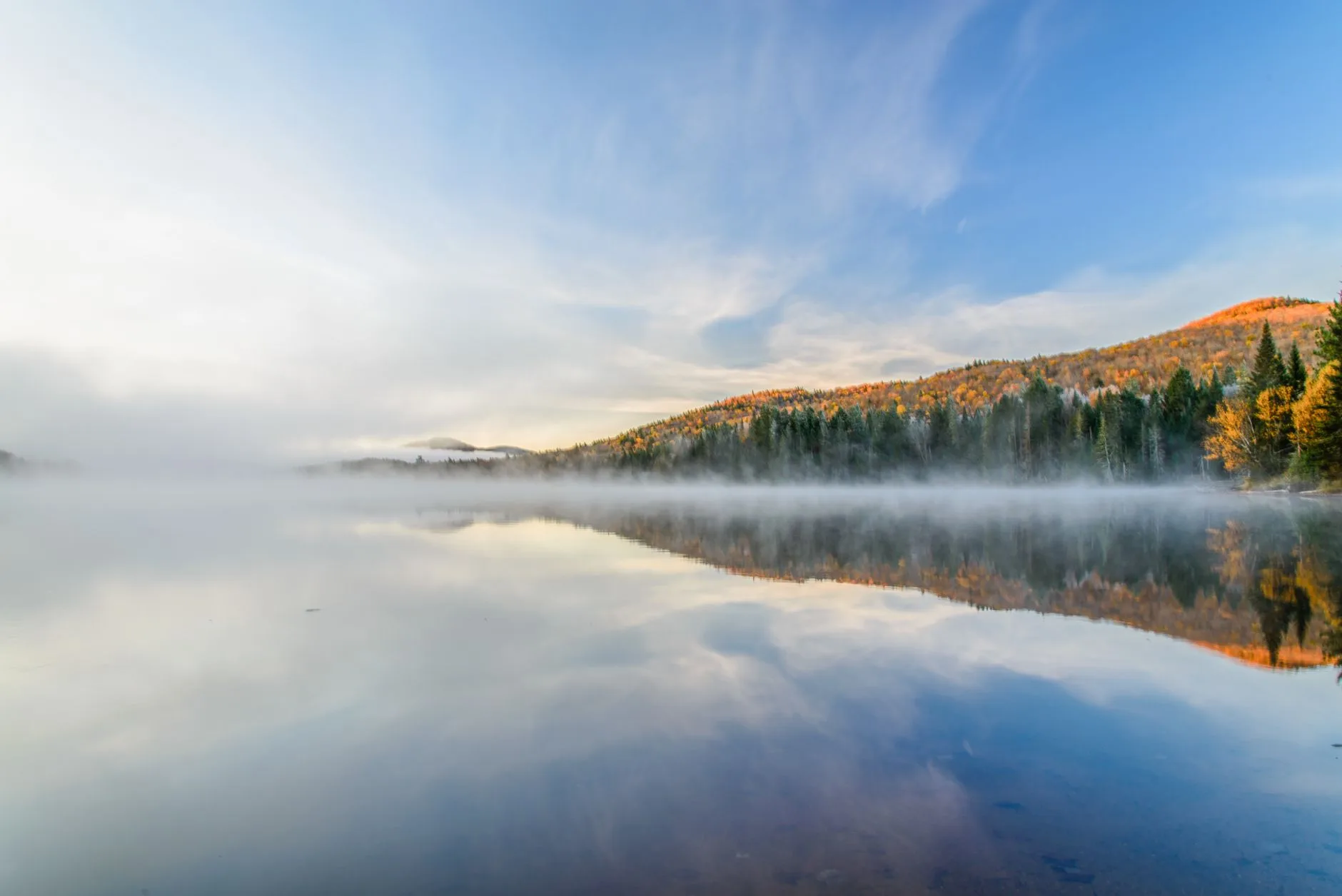 Lac et forêt aux couleurs d'automne dans les Laurentides, près de Mont-Tremblant, au Québec