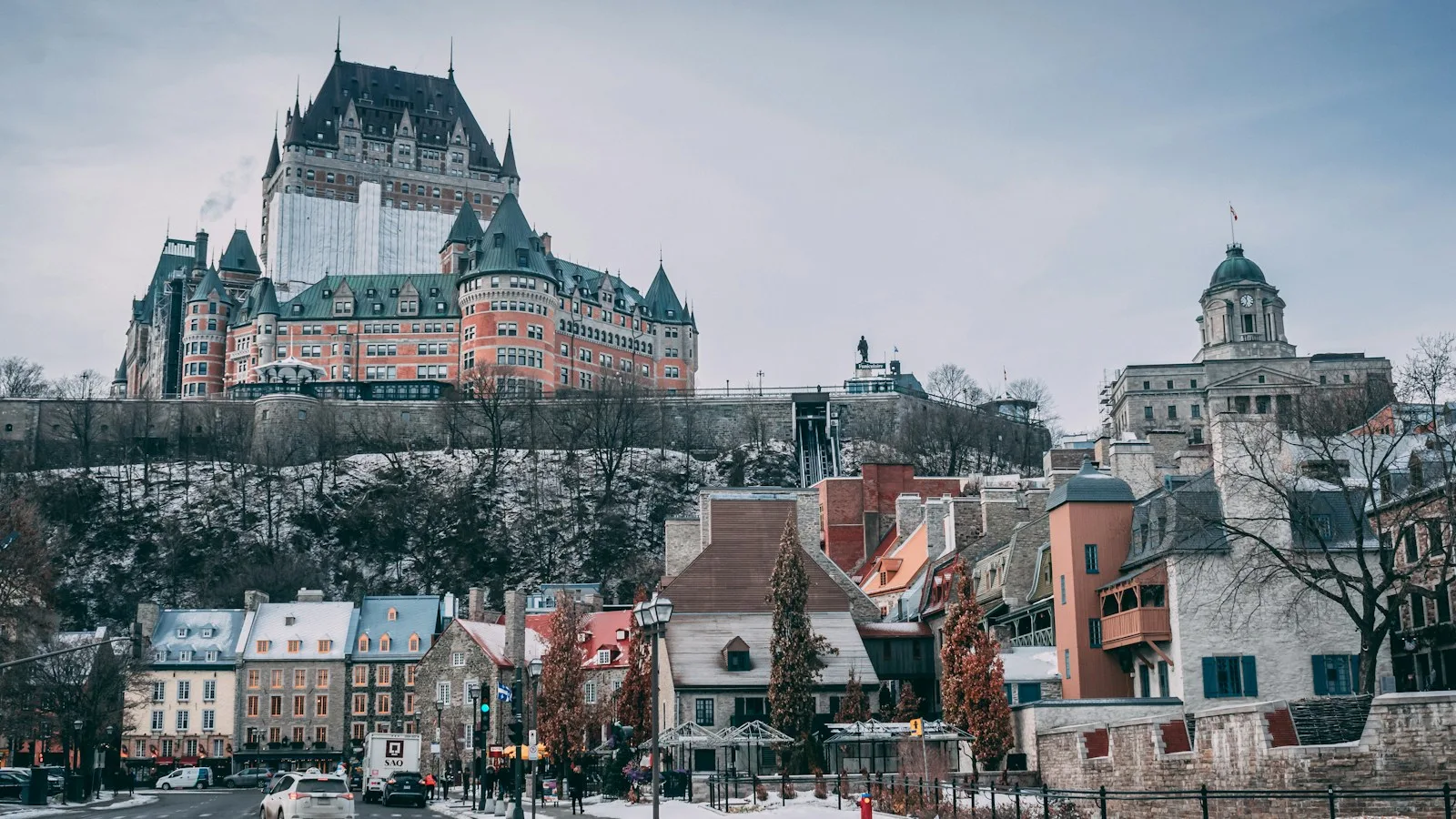 L'hiver (décembre-mars) : neige, ski et fêtes