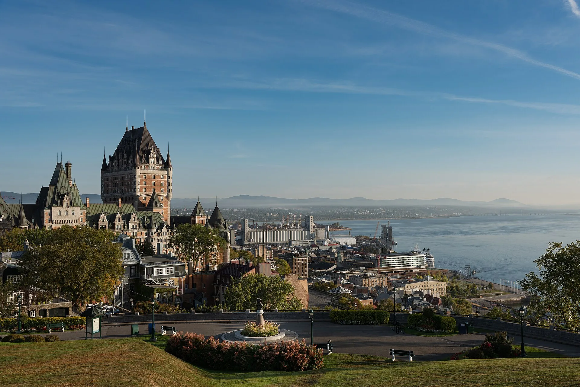 Le Château Frontenac dominant le Vieux-Québec et le fleuve Saint-Laurent
