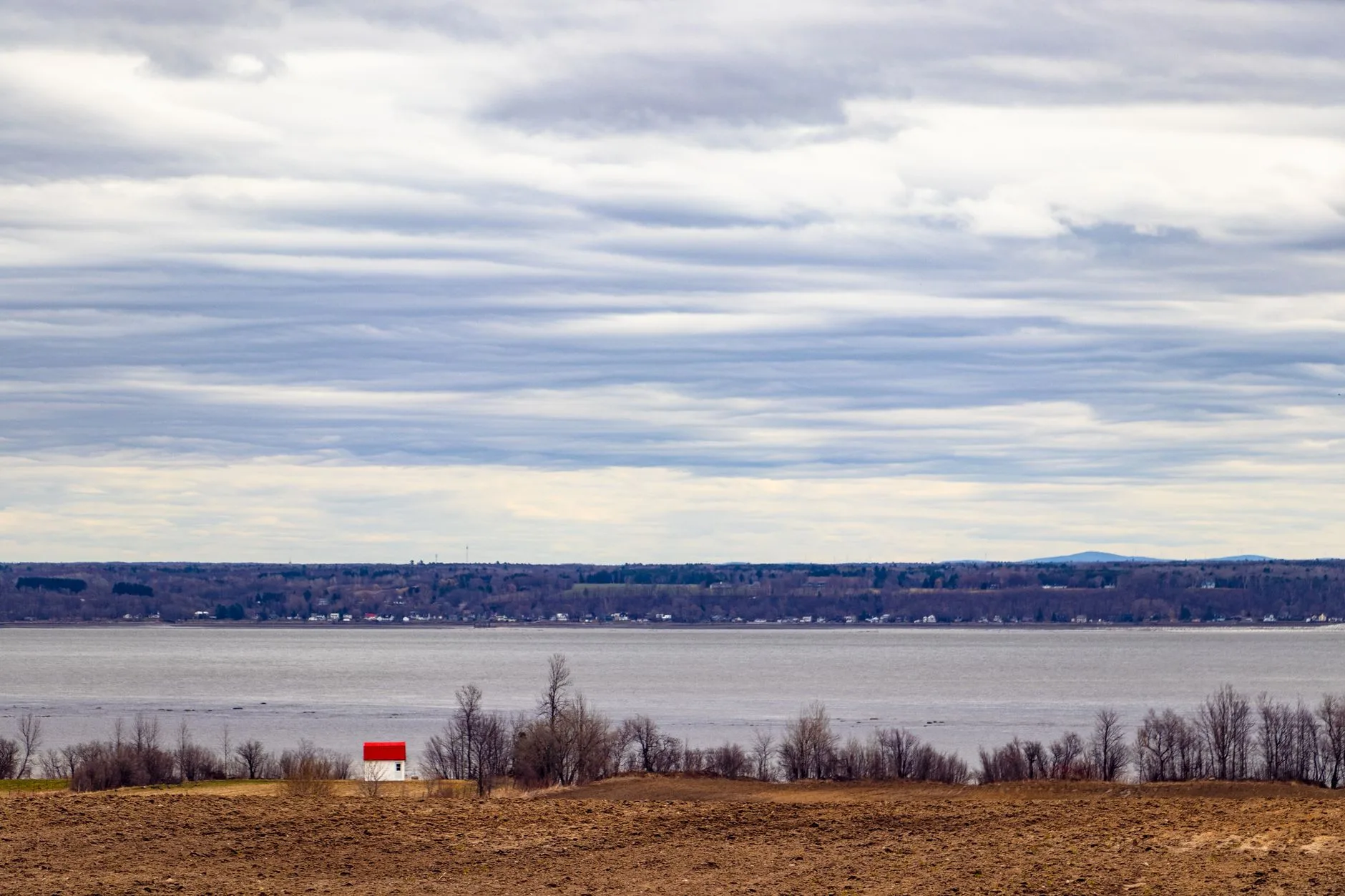 Paysage de Charlevoix au Québec avec les collines dominant le fleuve Saint-Laurent